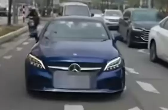 拘留5日!一奔驰车变道不打灯别停后车:争执升级竟故意撞人后逃逸