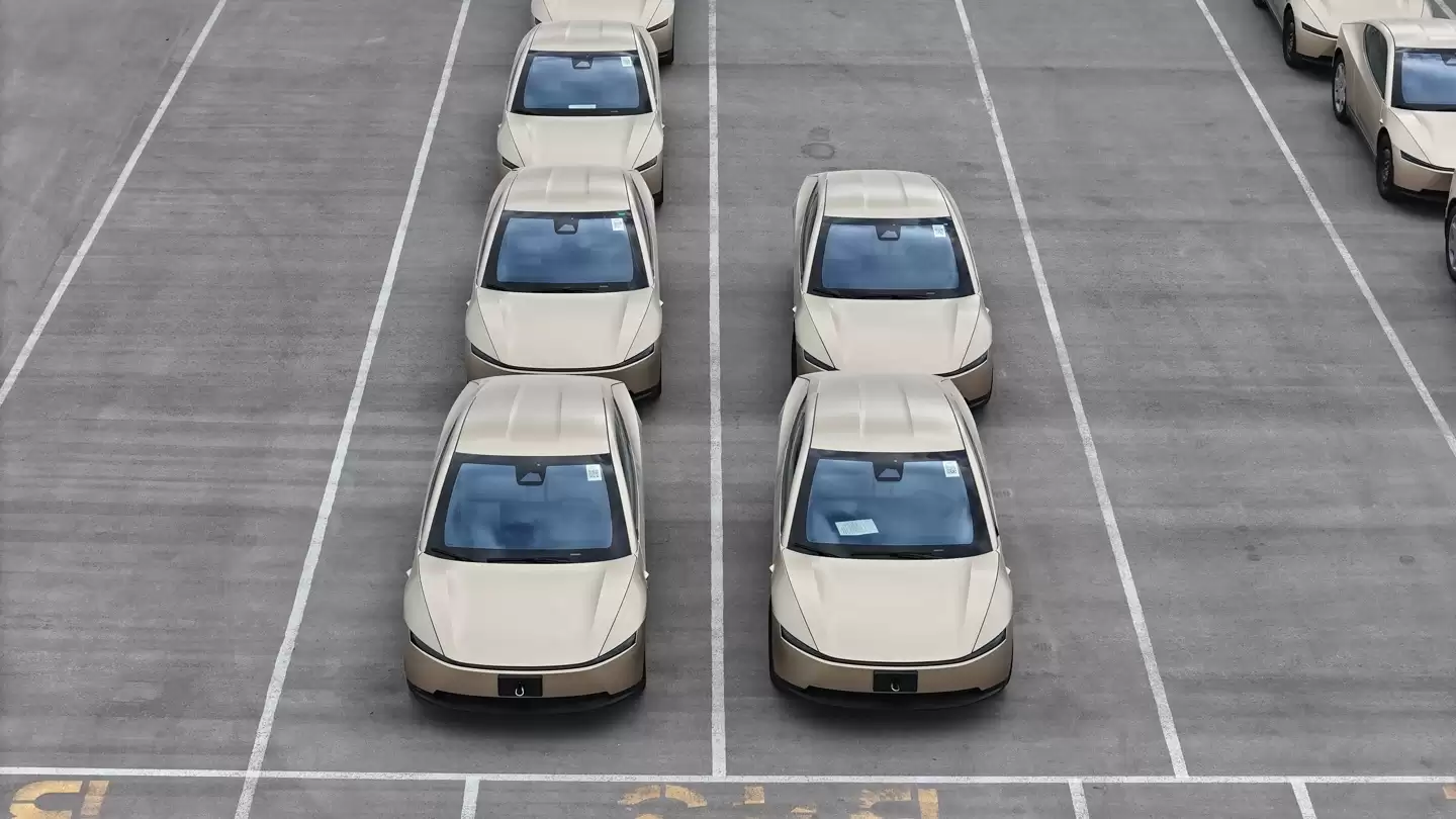 特斯拉Cybercab与Model Y同框，体型差异一目了然