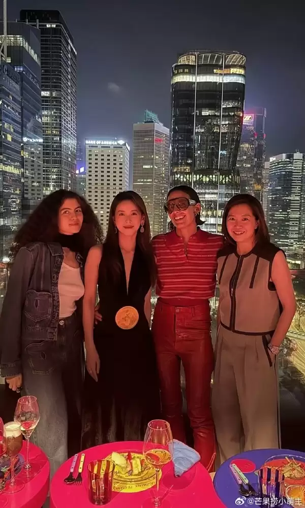 章泽天现身香港逛展 深V黑裙礼服配金腰带优雅大气