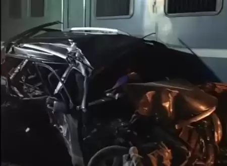 挥旗都拦不住!一司机酒驾硬闯道口:撞上火车后弃车逃窜