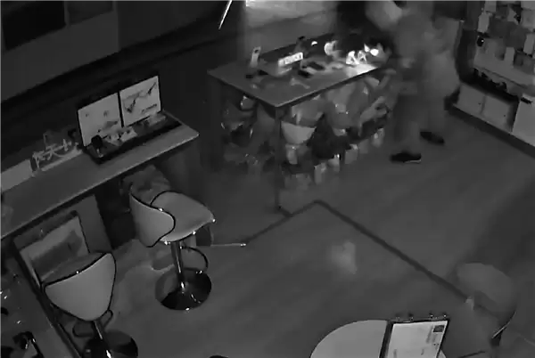 男子偷手机太紧张:三进三出 还偷走手机模型