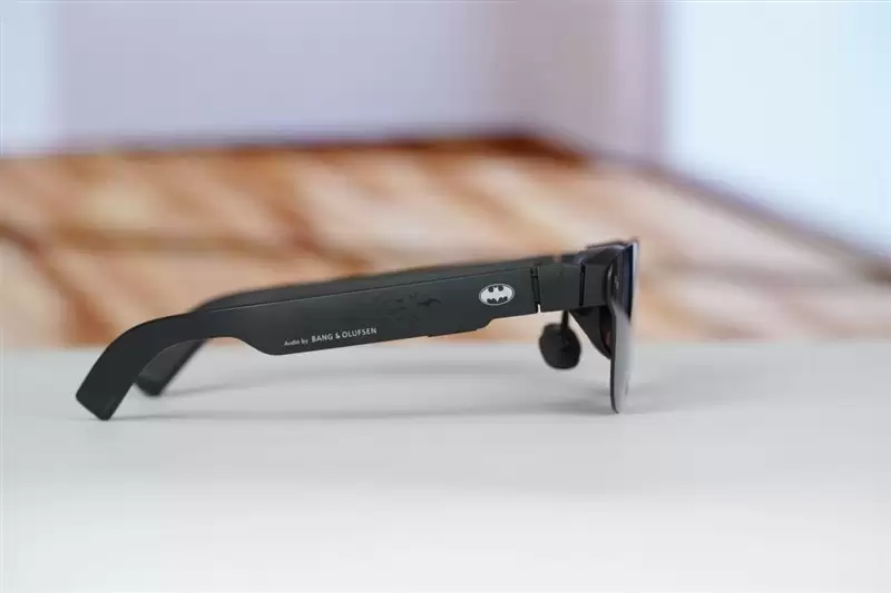 颜值拉满+配置能打 雷鸟Air 4 Pro蝙蝠侠限定版深度评测：76g的口袋巨幕 DC粉丝必冲