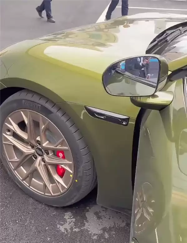 预售22.98万起 鸿蒙智行尚界Z7到店：掀背尾门开口巨大