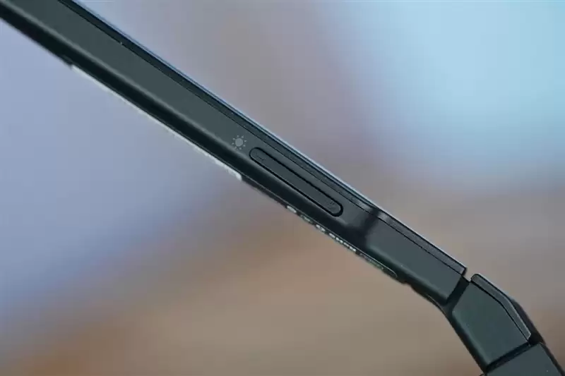 颜值拉满+配置能打 雷鸟Air 4 Pro蝙蝠侠限定版深度评测：76g的口袋巨幕 DC粉丝必冲