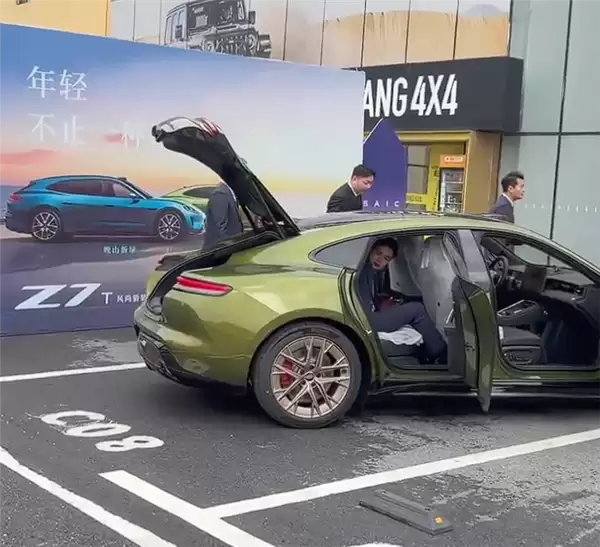 预售22.98万起 鸿蒙智行尚界Z7到店：掀背尾门开口巨大