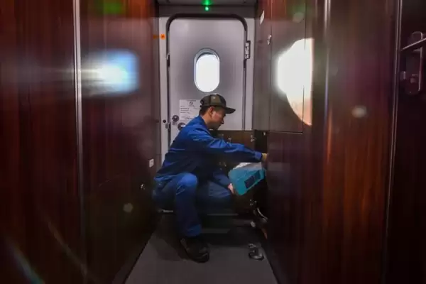 原来高铁也要加玻璃水 首尾两个车头都要加 一次6桶