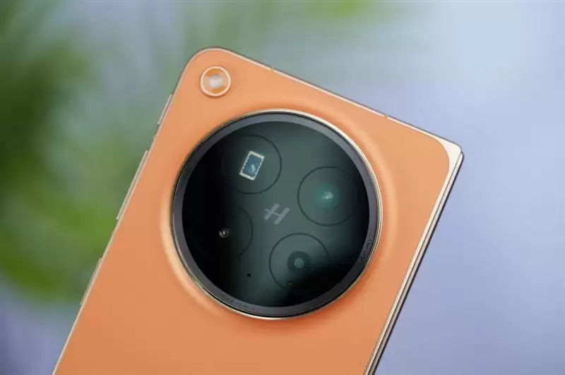 折叠屏再无折痕顾虑!OPPO Find N6手机评测:超平展内屏开创历史 哈苏XPAN模式体验胶卷荣光