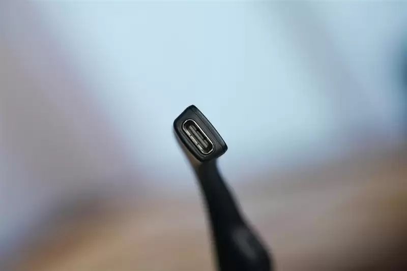 颜值拉满+配置能打 雷鸟Air 4 Pro蝙蝠侠限定版深度评测：76g的口袋巨幕 DC粉丝必冲