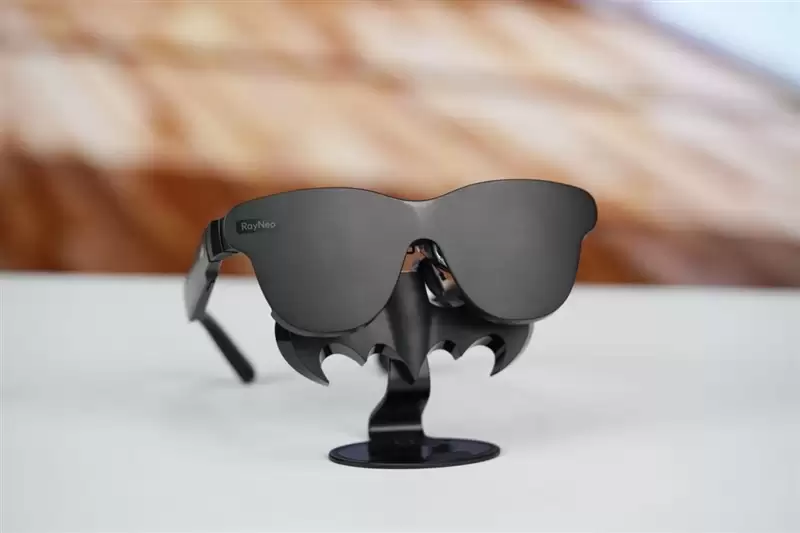 颜值拉满+配置能打 雷鸟Air 4 Pro蝙蝠侠限定版深度评测：76g的口袋巨幕 DC粉丝必冲