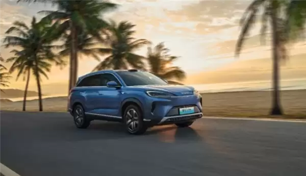 8年补贴即将清零!香港市民连夜抢订国产电动车 现车全面告急