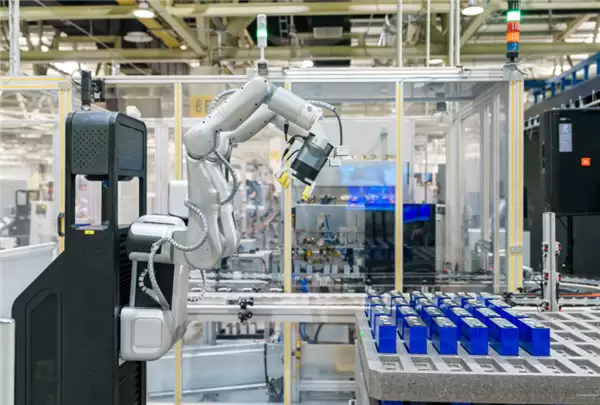 上汽“能仔1号”上岗!基于智元A2-W机器人打造 可智能抓取电芯