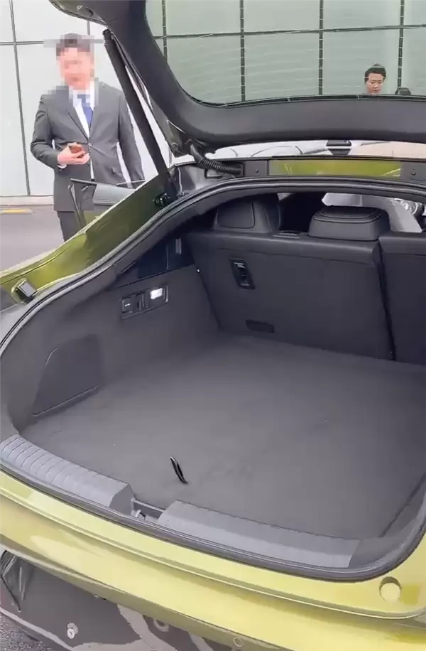 预售22.98万起 鸿蒙智行尚界Z7到店：掀背尾门开口巨大