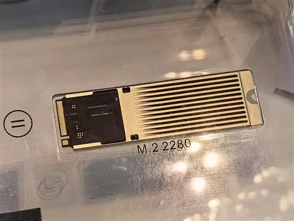 散热还能这么玩!江波龙展示模块化SSD:2230秒变2280