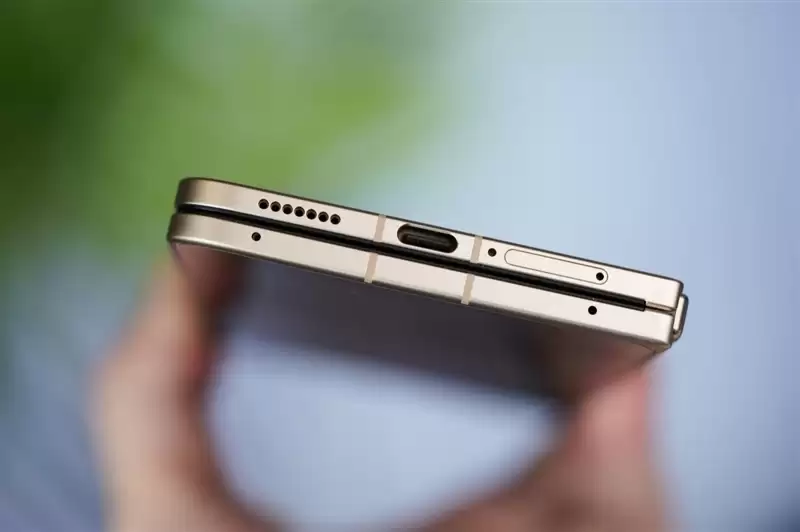 折叠屏再无折痕顾虑!OPPO Find N6手机评测:超平展内屏开创历史 哈苏XPAN模式体验胶卷荣光