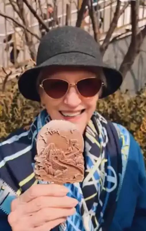 马斯克母亲打卡长城!年过七旬身姿矫健 灵魂发问网红雪糕