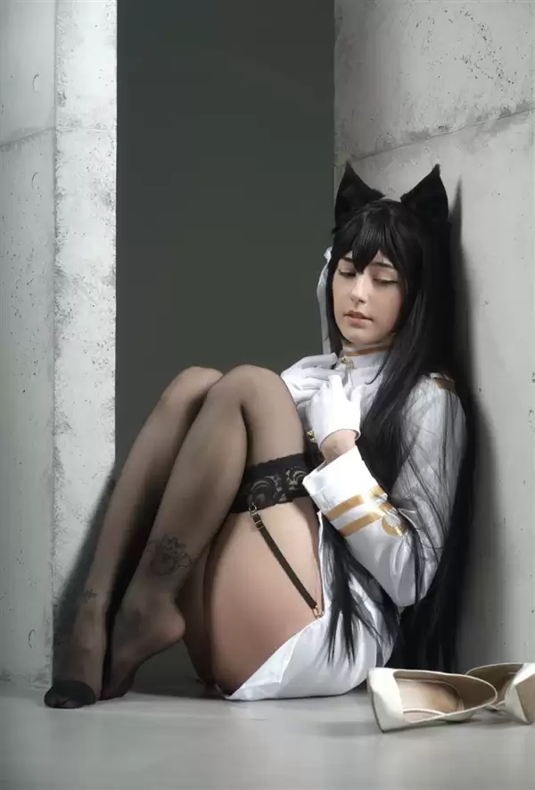 国外美女Cos《猎天使魔女》贝姐美照 大长腿诱人