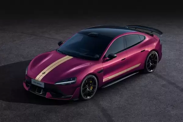 小米SU7 Ultra新增暮光玫瑰车漆、三档可调碳纤维尾翼:选装价1.1万、1.2万