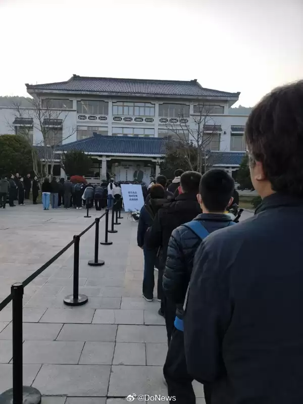 谢绝直播!张雪峰今日追悼会 全国各地万千学子来送别:现场一封手写信让人动容