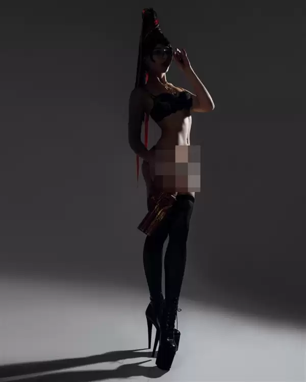 国外美女Cos《猎天使魔女》贝姐美照 大长腿诱人