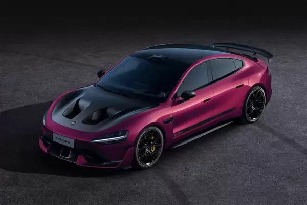 小米SU7 Ultra新增暮光玫瑰车漆、三档可调碳纤维尾翼:选装价1.1万、1.2万