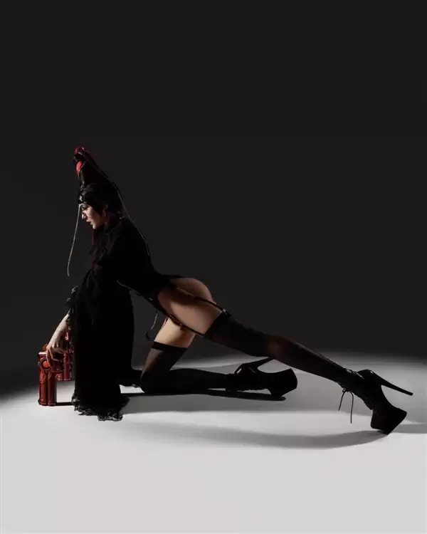 国外美女Cos《猎天使魔女》贝姐美照 大长腿诱人