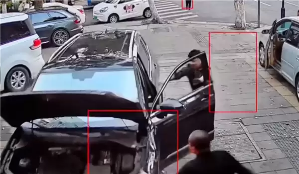 男子连续误操作致三车受损 网友吐槽已被蠢哭