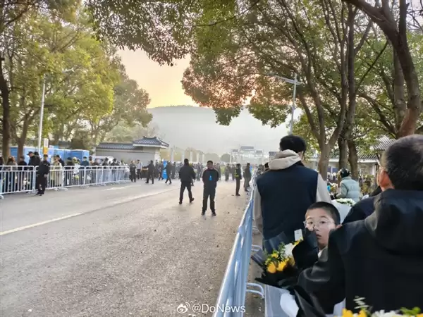 谢绝直播!张雪峰今日追悼会 全国各地万千学子来送别:现场一封手写信让人动容