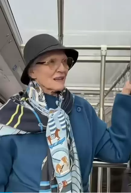 马斯克母亲打卡长城!年过七旬身姿矫健 灵魂发问网红雪糕