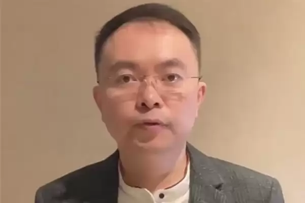 满头银发让人心疼！蔡磊妈妈罕见露面：回忆儿子在京东的往事