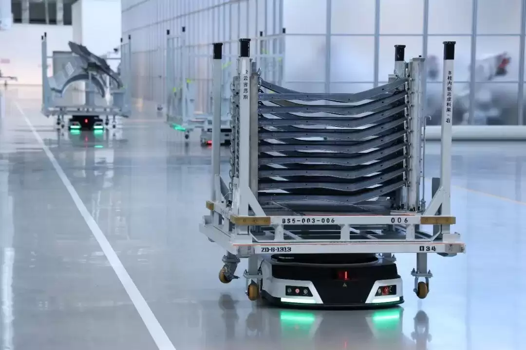 “20个名额1万人抢”,参观完直接下单一辆车!这届游客,迷上逛工厂