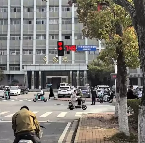 大学校园内现999秒超长红绿灯 网友:等灯时间够给我拍个违停了