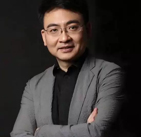 张雪峰猝然离世引深切缅怀，何凯文发文致敬寒门奋斗者