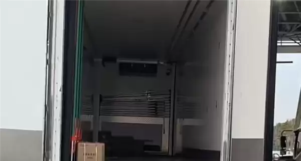 空货车超重被拦！司机怒开车门自证 收费员：我只看电脑不看车