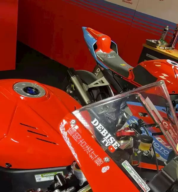 张雪机车的冠军赛车上这六个字火了！村民感动：看到直播眼泪都快出来了