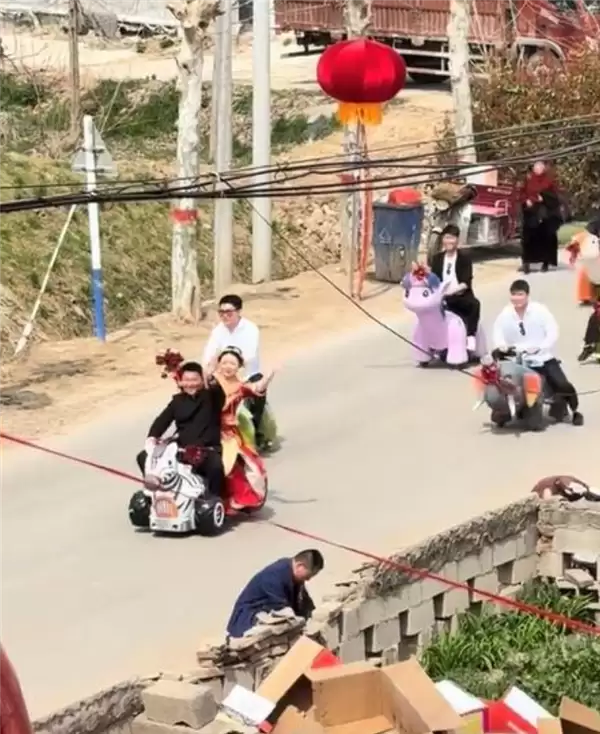 新人结婚用商场摇摇车当婚车 网友：留给豪车的时间不多了