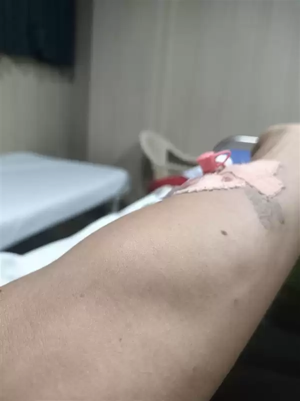 日本博主印度游遇乞讨 拒绝给钱后被泼牛粪住院4天