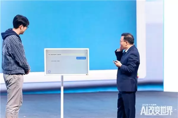 任泽平现场开箱小度 