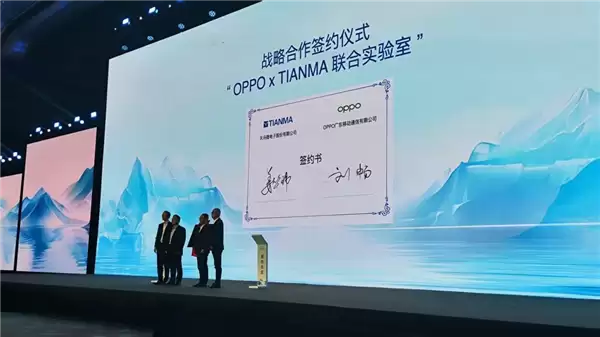 国屏之光!天马展示全球首款1.5K 240Hz超级高刷屏