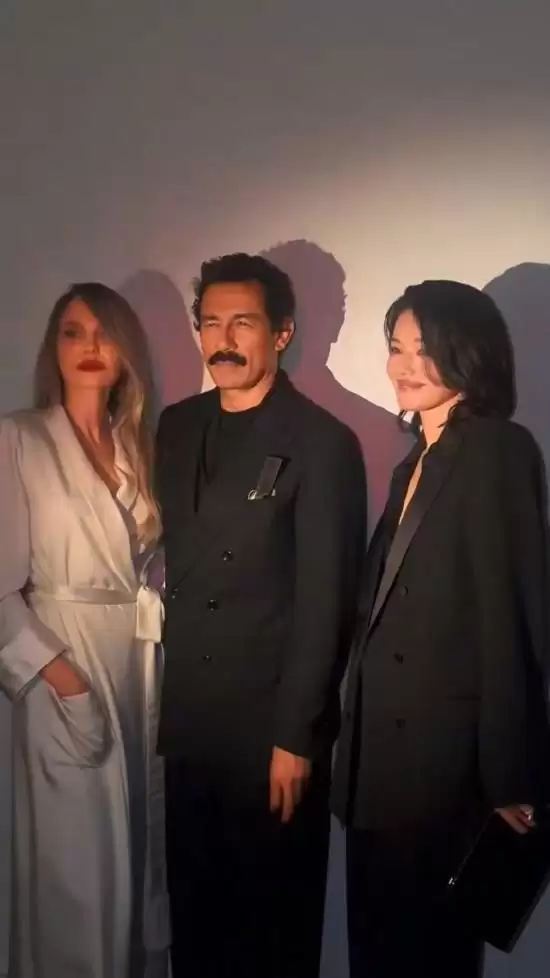 朱莉舒淇世纪同框：47岁的松弛有光 50岁的眼神空洞