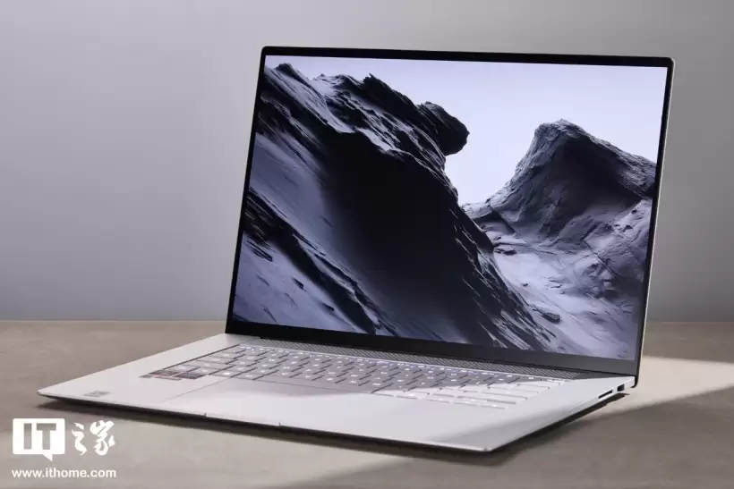 华硕灵耀16 Air 2026 锐龙版图赏:纯白机身,极简美学再进化