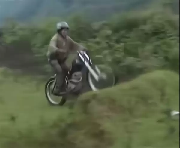 张雪20年前纪录片全网刷屏！山路冒雨追记者100公里只为不后悔