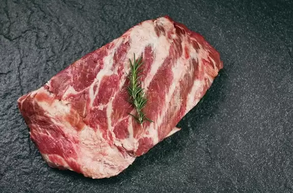 钱大妈香港招猪肉分割师:月薪8万不限学历 每周工作5天