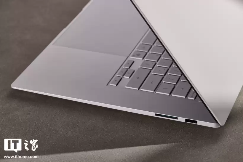 华硕灵耀16 Air 2026 锐龙版图赏:纯白机身,极简美学再进化