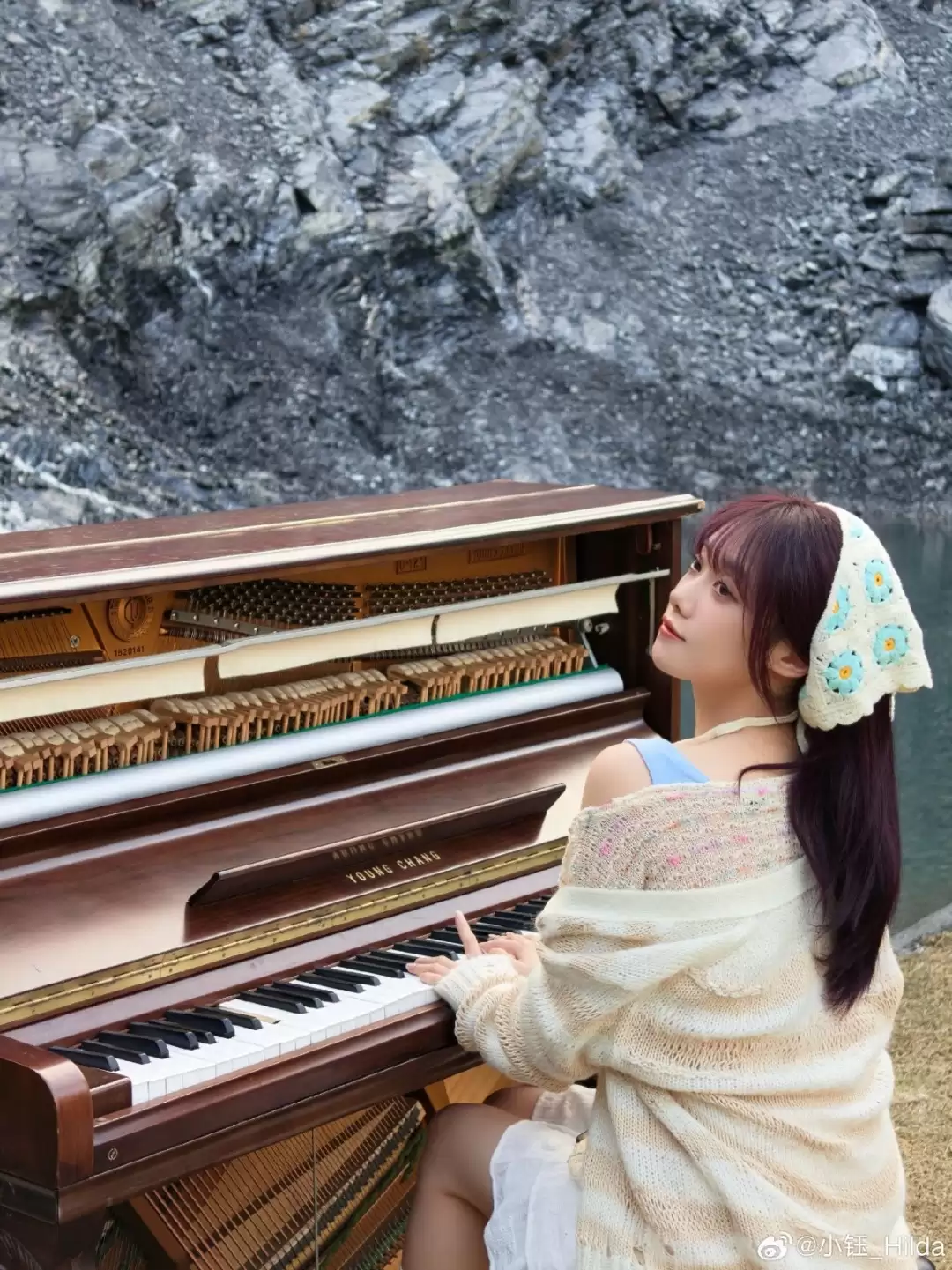 LPL女主持小钰晒春游照:分手阴霾退散 心情大好!