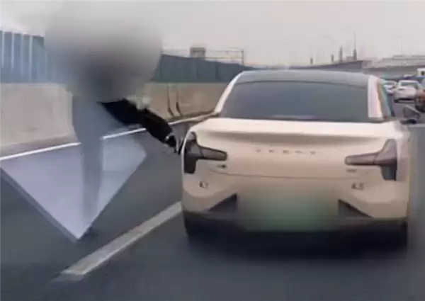 上海高架惊现路怒狂徒！司机因一句吐槽暴怒踹车：被依法行拘