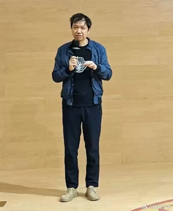 飞书CEO谢欣罕见露面!造型随意满脸疲惫 被网友调侃班味拉满