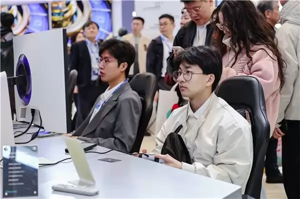 AWE2026 爆火展台!海信显示器旗舰矩阵亮相,旗舰电视同源技术圈粉全场