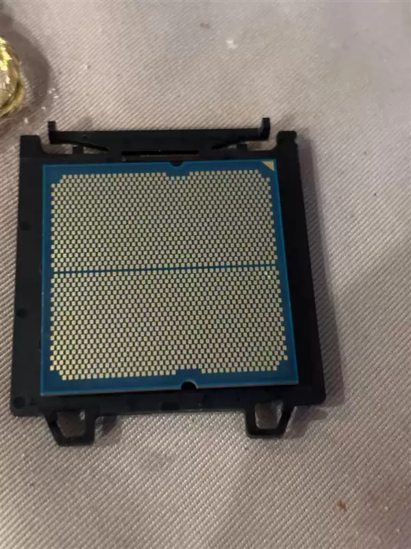 运气太好了！买个AMD散热器：盒子里竟塞了一颗锐龙5 8400F