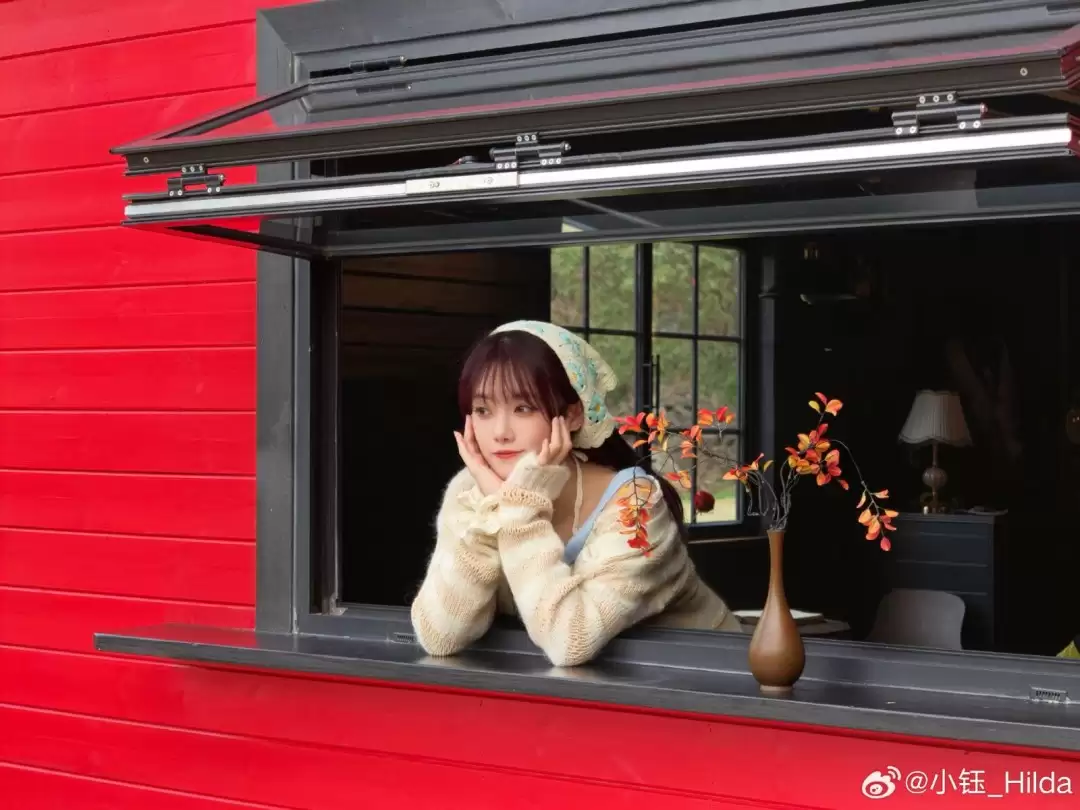 LPL女主持小钰晒春游照:分手阴霾退散 心情大好!