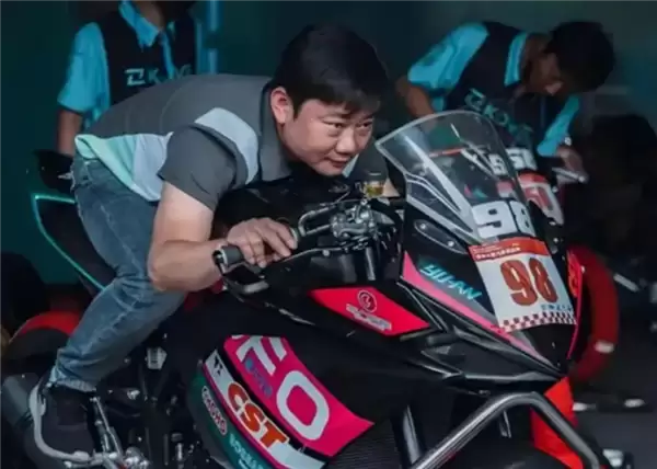 张雪机车设驾龄门槛引争议，市监局澄清未处罚820RR限购事件